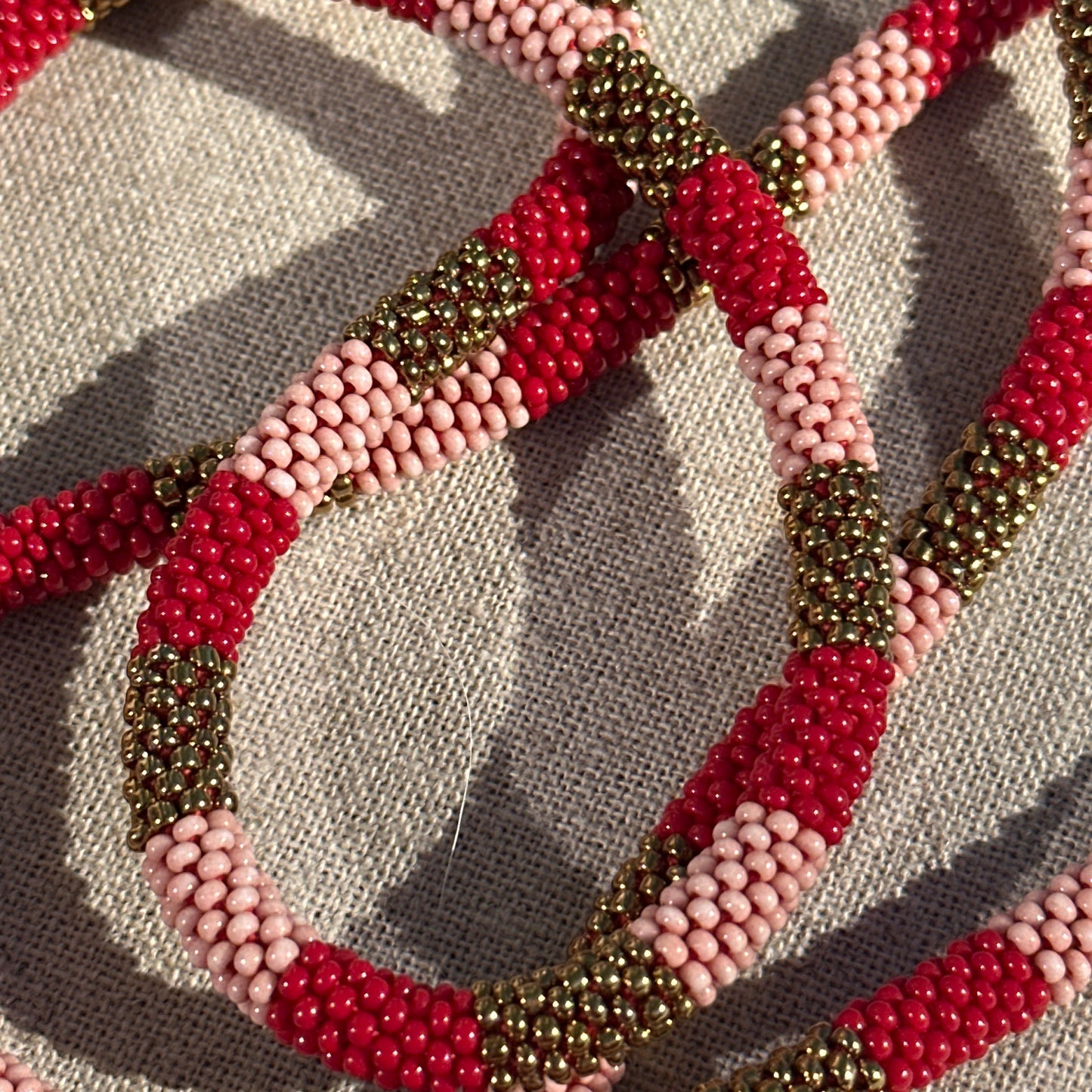 Cordon de Téléphone en Perles de verre – unique, tendance et responsable #A35 rose mate rouge et laiton