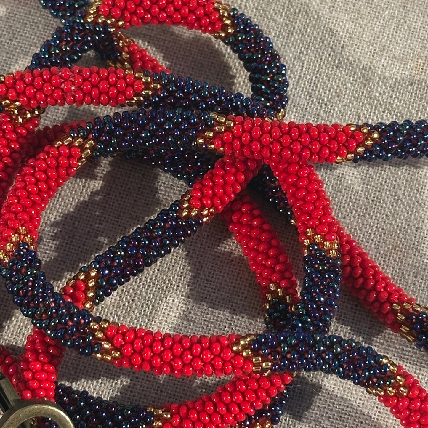 Cordon de Téléphone en Perles de verre – unique, tendance et responsable #A42 bleu rouge et doré soldout