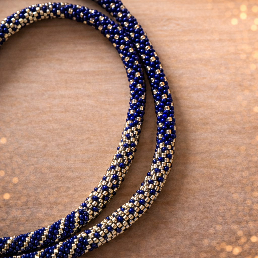 Cordon de téléphone bleu et doré – Tissé artisanalement | Trésors de Ava