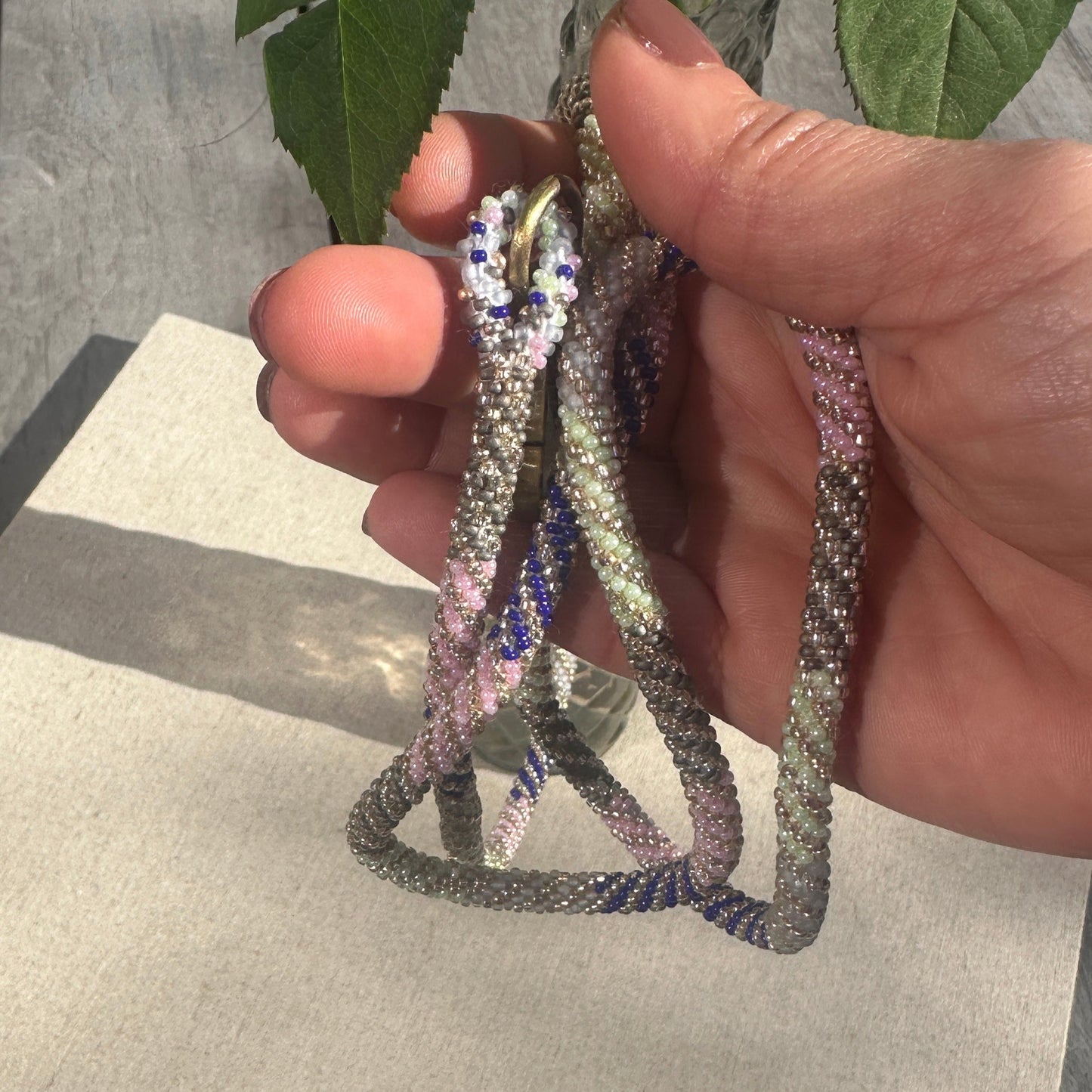 Cordon de Téléphone en Perles de verre – unique, tendance et responsable #A41 bleu gris rose vert d'eau doré