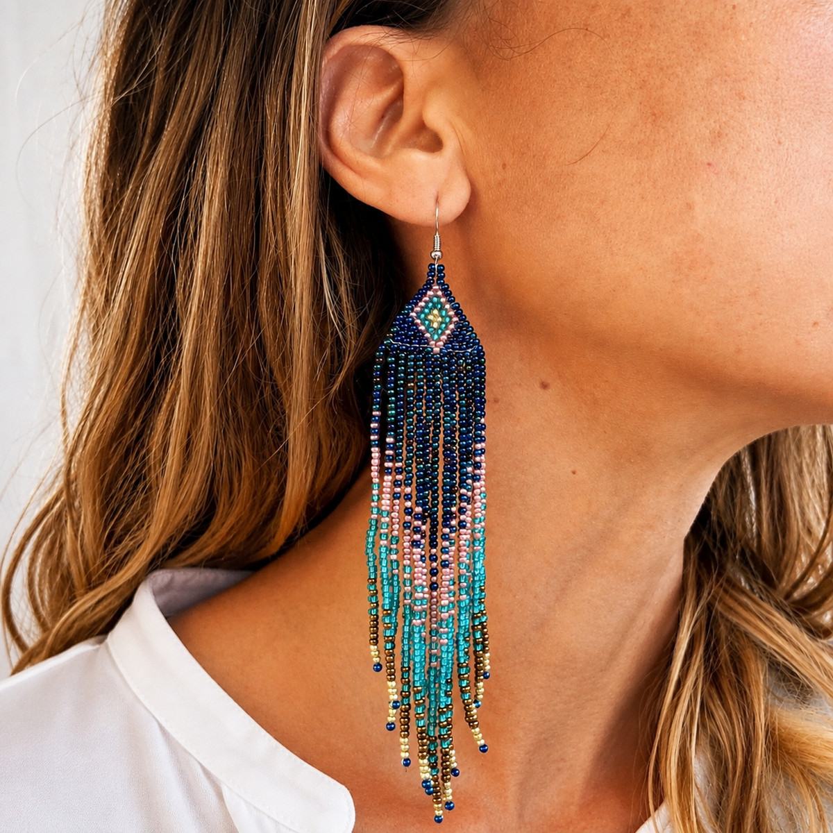 Boucles d’oreilles Naya – Perles tissées bleu nuit, turquoise & doré | Trésors de Ava