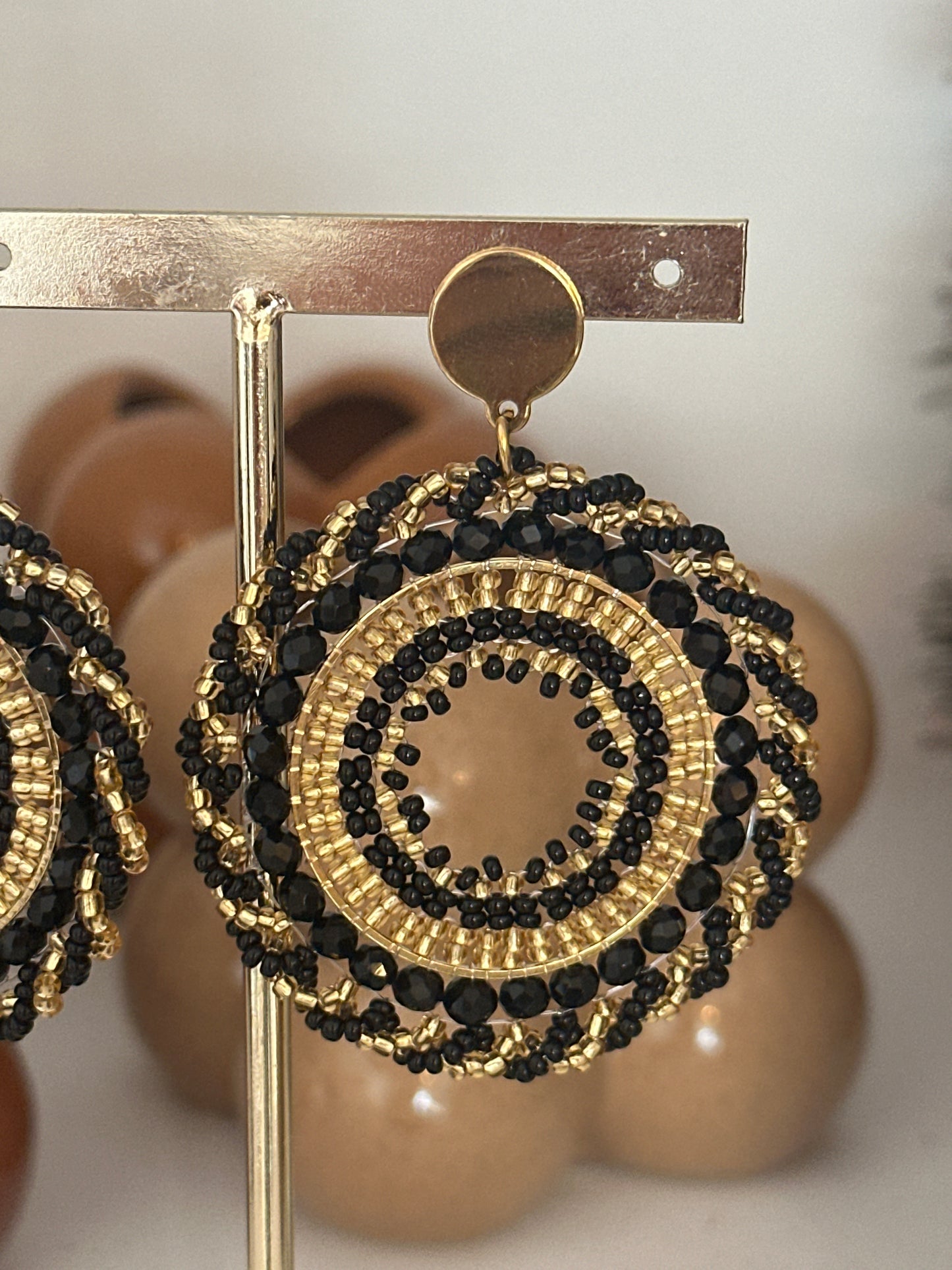 Boucles d'oreilles DEVI noire et dorée