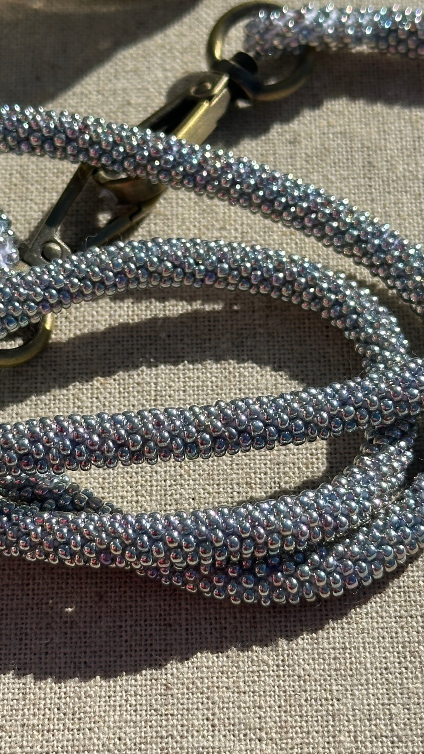 Cordon de Téléphone en Perles de verre – unique, tendance et responsable #A23 gris argenté