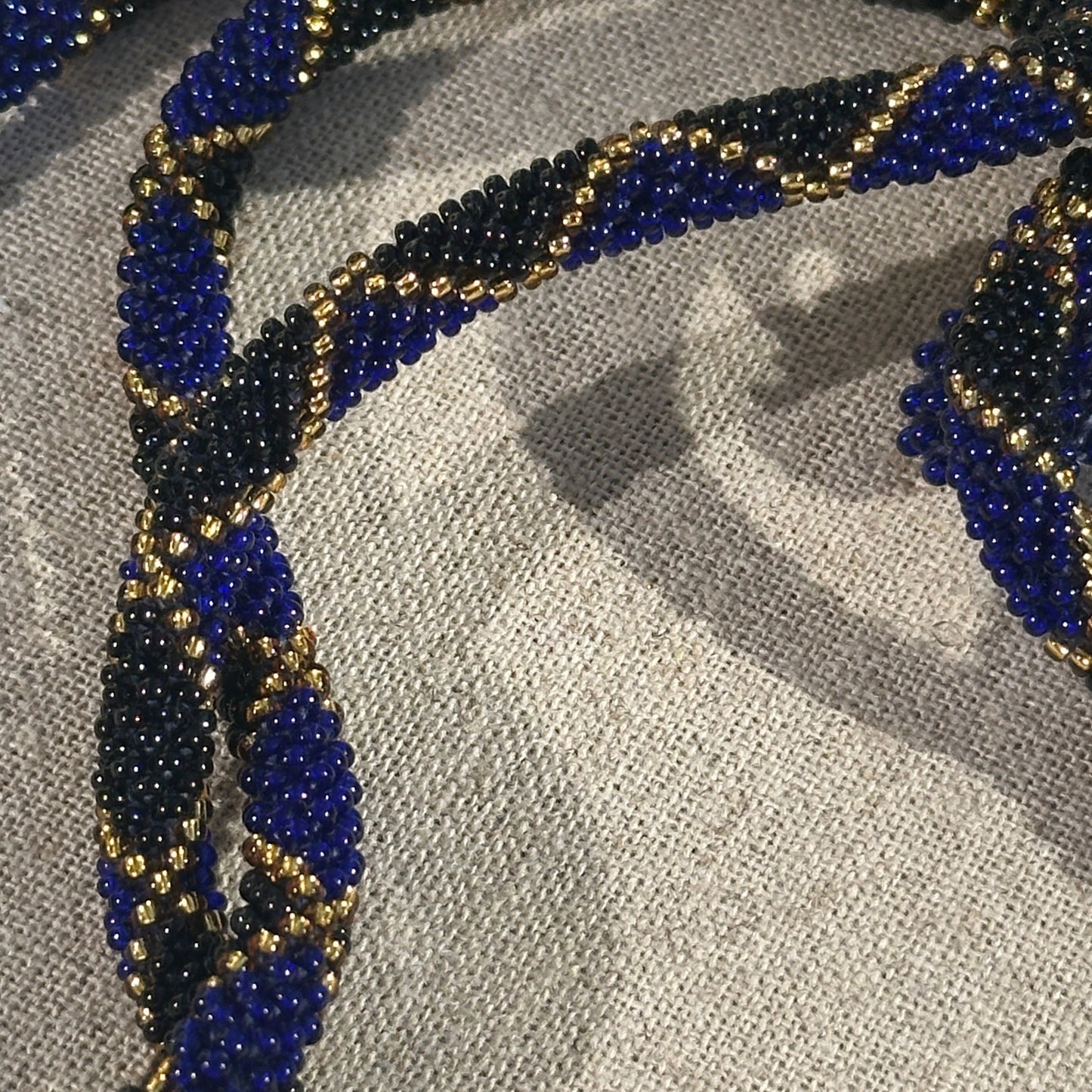 Cordon de Téléphone en Perles de verre – unique, tendance et responsable #A39 bleu noir et doré