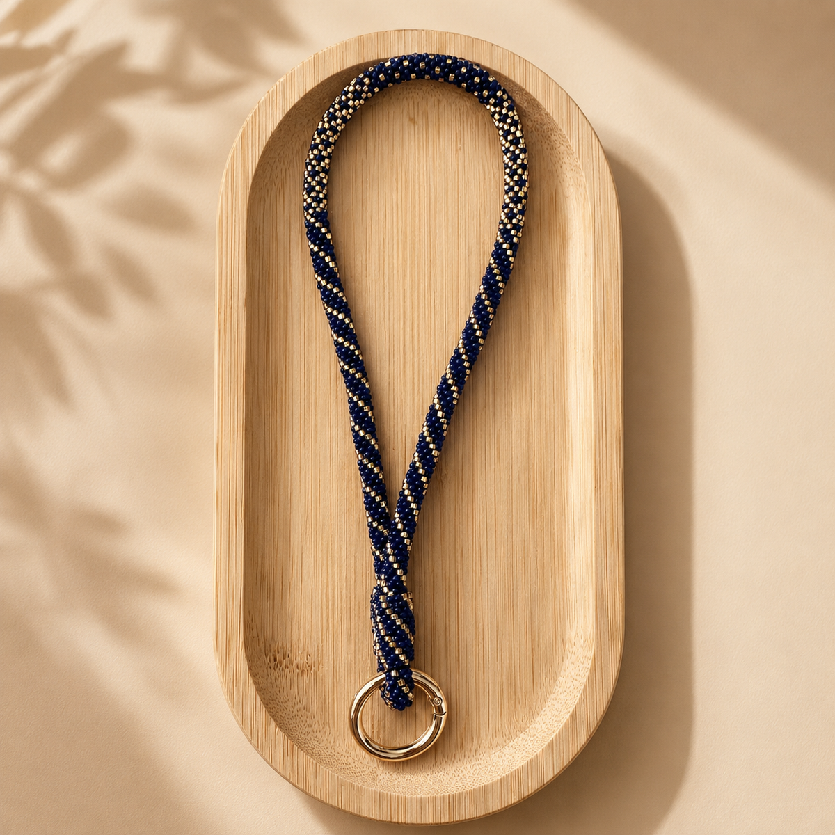 Dragonne de téléphone en perles de verre Bleu marine et doré – Trésors de Ava