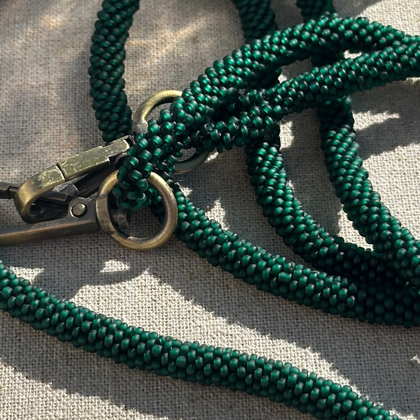 Cordon de Téléphone en Perles de verre – unique, tendance et responsable #A33 Vert mate givré