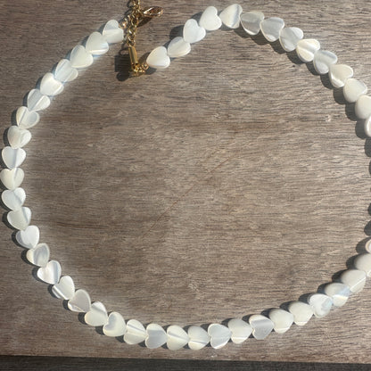Collier ras de cou NÜA – Perles de nacre en forme de cœur