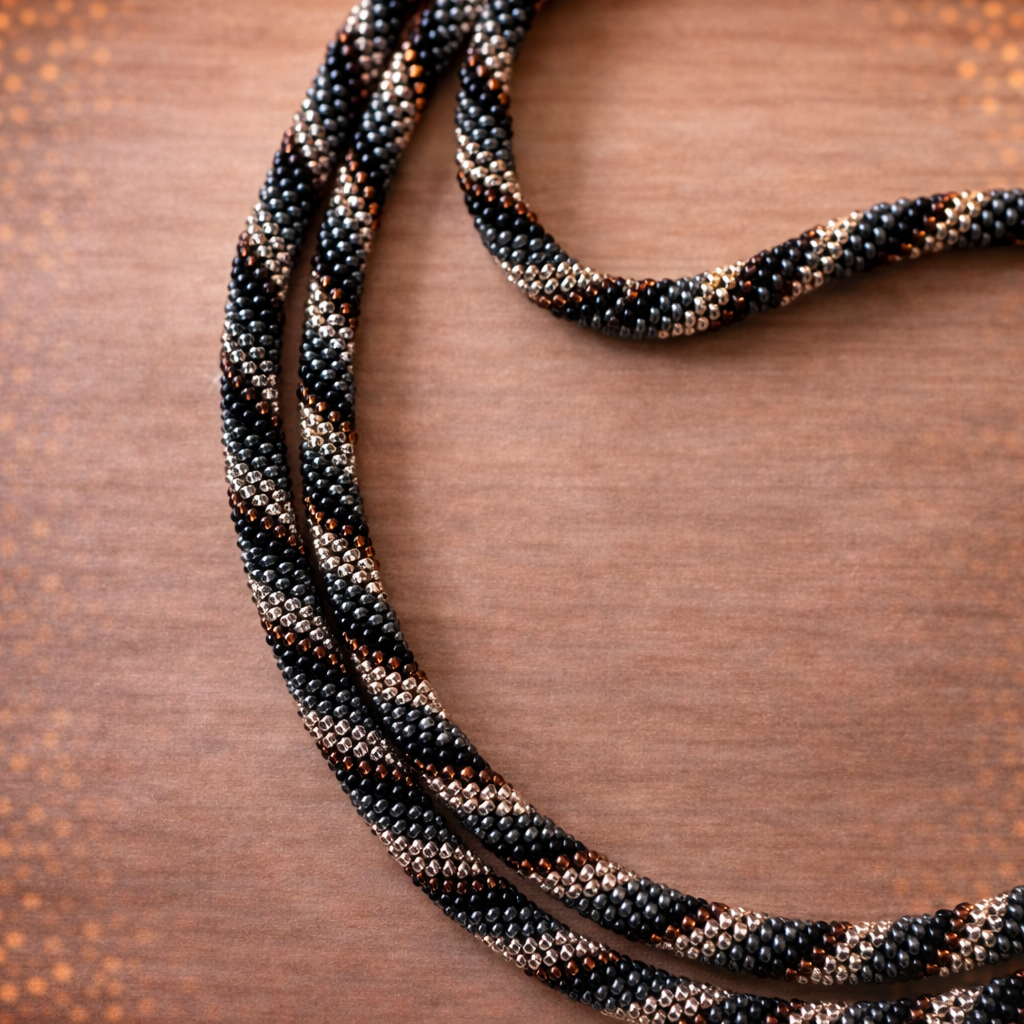 Cordon de Téléphone en Perles de verre – unique, tendance et  responsable noir, gris et doré N02
