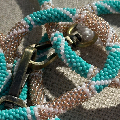 Cordon de Téléphone en Perles de verre – unique, tendance et  responsable  #A30 Turquoise, champagne rosé et blanc
