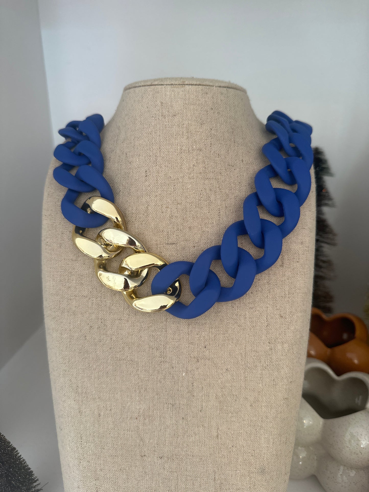 Collier Pauline :  Maillon XL bleu majorel  et doré