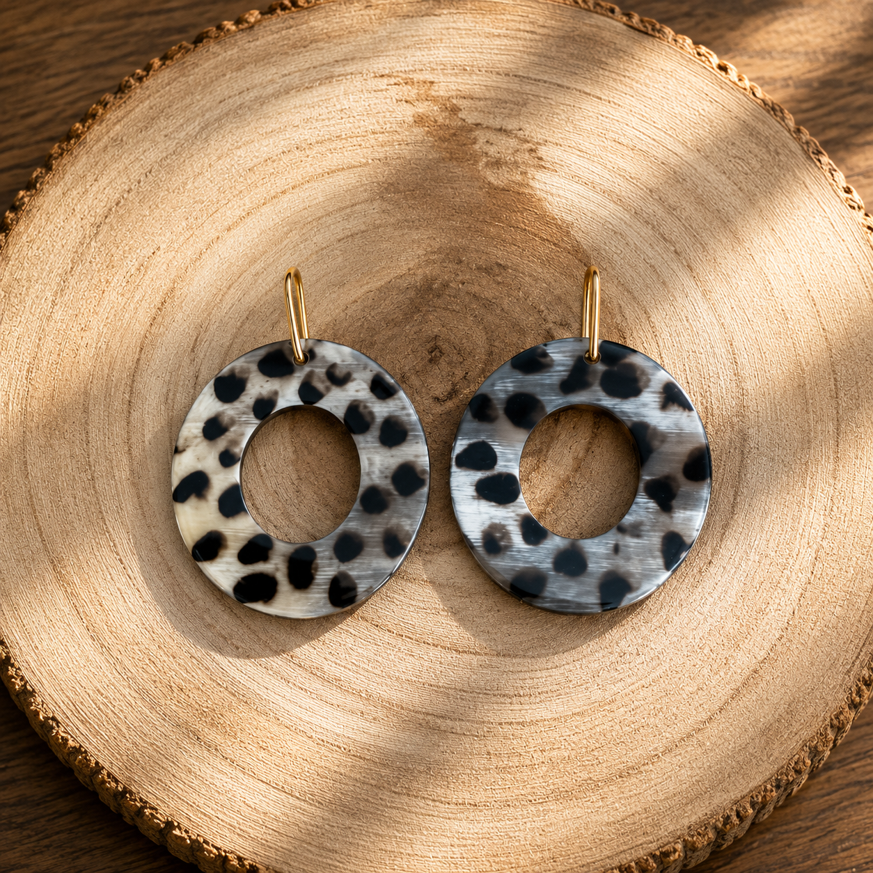 Boucles d’oreilles Signature en corne naturelle Léo | Trésors de Ava