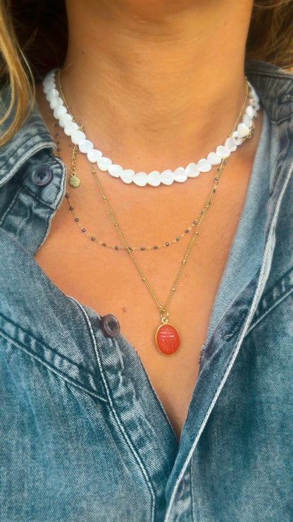 Collier ras de cou NÜA – Perles de nacre en forme de cœur