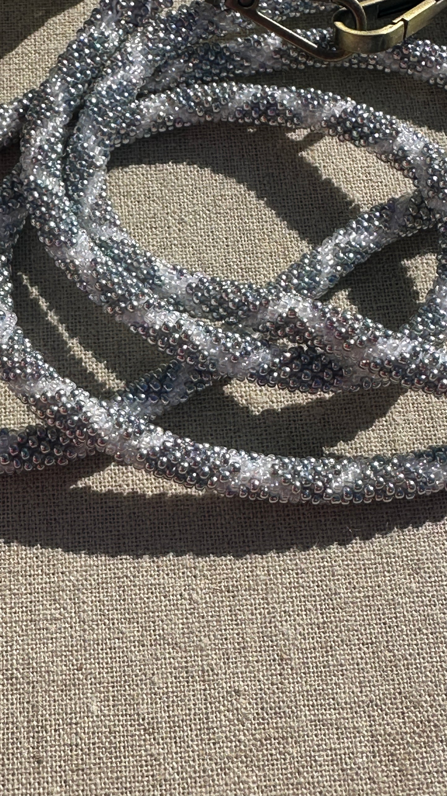 Cordon de Téléphone en Perles de verre – unique, tendance et  responsable  #A26 argenté et blanc