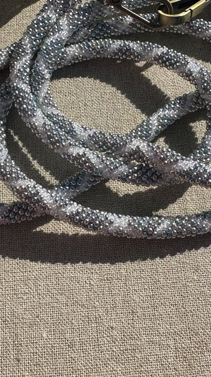 Cordon de Téléphone en Perles de verre – unique, tendance et  responsable  #A26 argenté et blanc