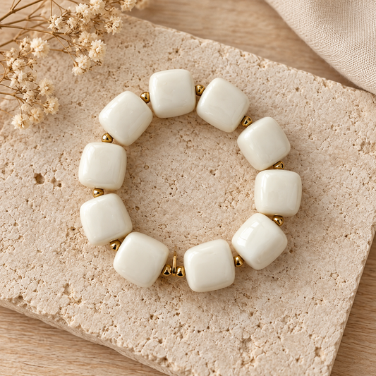 Bracelet Ice en perles carrées arrondies crème  | Trésors de Ava
