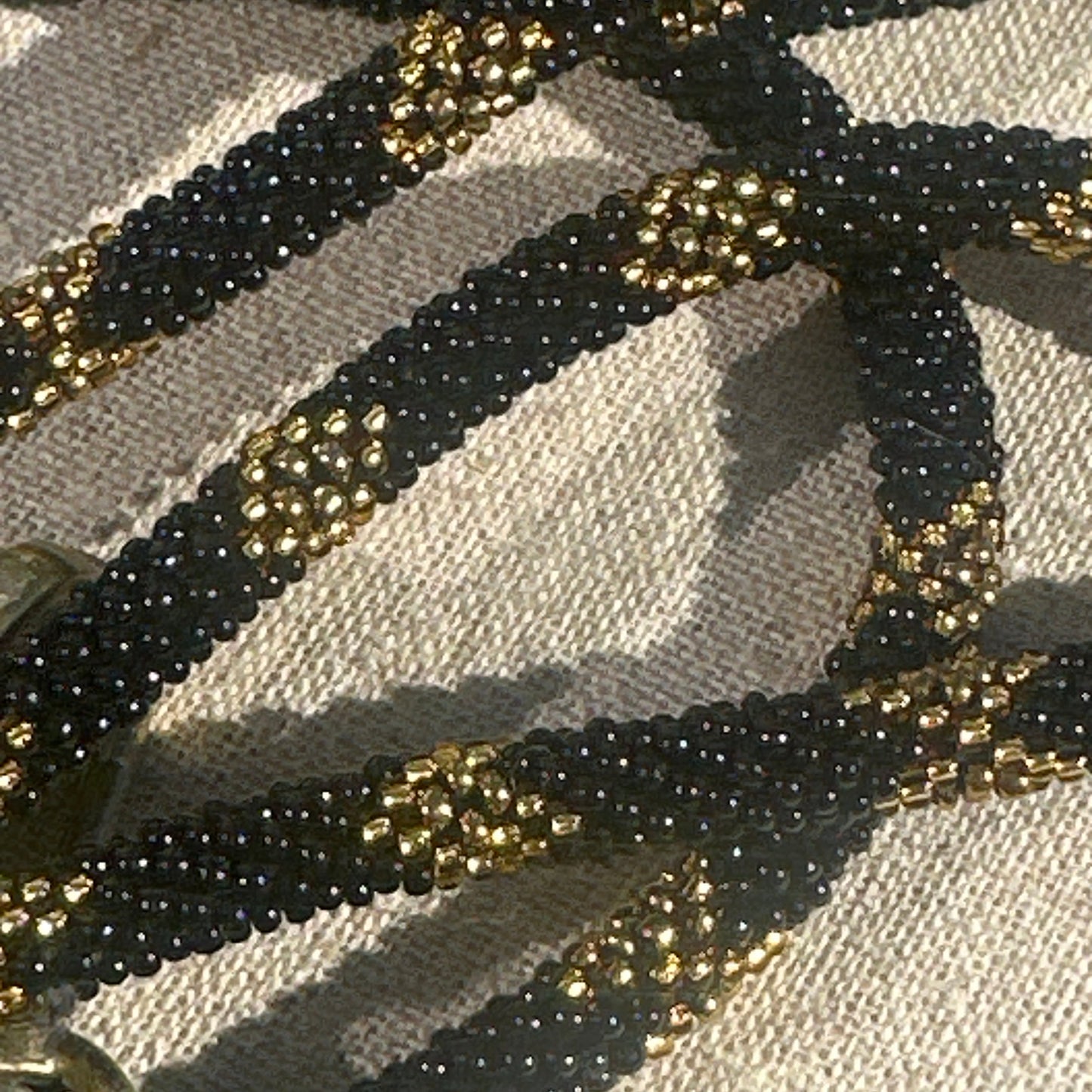 Cordon de Téléphone en Perles de verre – unique, tendance et  responsable  #A37 doré et noir