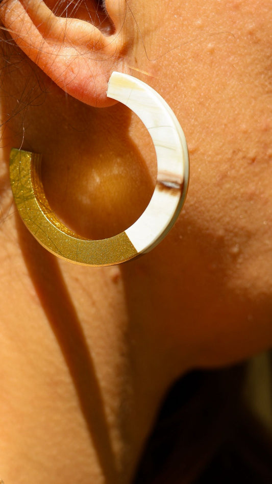 Créoles vietnamiennes en corne naturelle Collection Cleo Gold