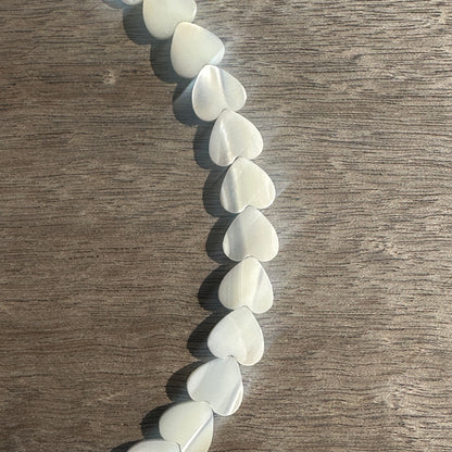 Collier ras de cou NÜA – Perles de nacre en forme de cœur