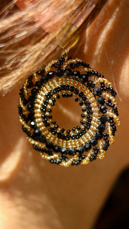 Boucles d'oreilles DEVI noire et dorée