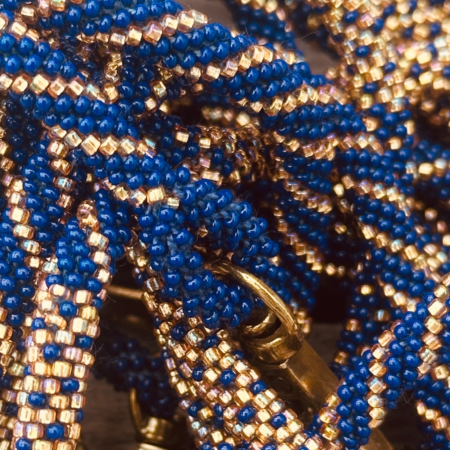 Cordon de téléphone bleu et doré  – Tissé artisanalement | Trésors de Ava