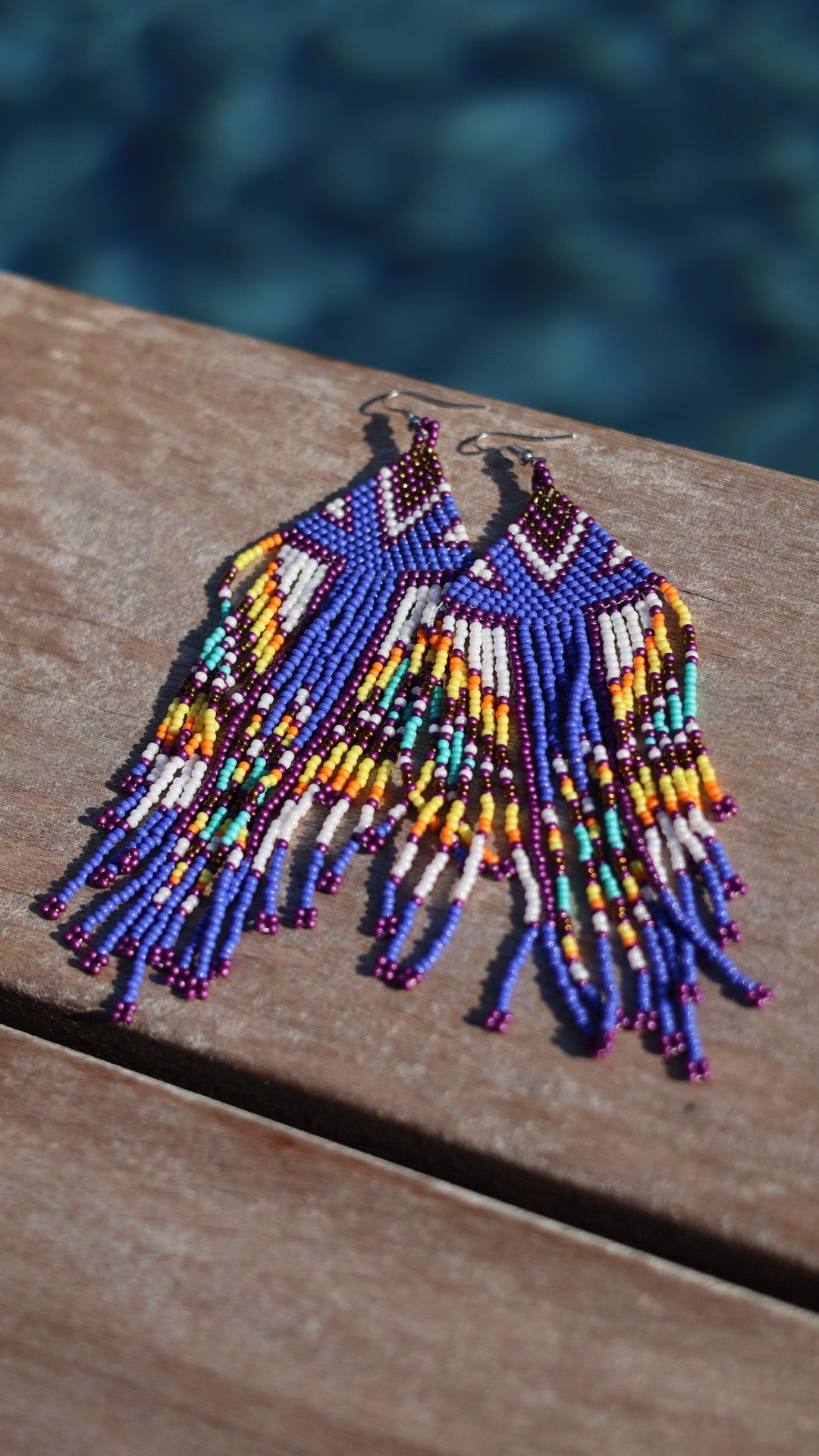 Boucles d'oreilles indiennes  style AMARA amérindien bleues, jaunes, oranges et blanches